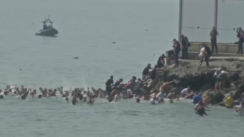 "Grâce à notre détermination nous avons pu passer": le chaos à Ceuta fait réagir en France