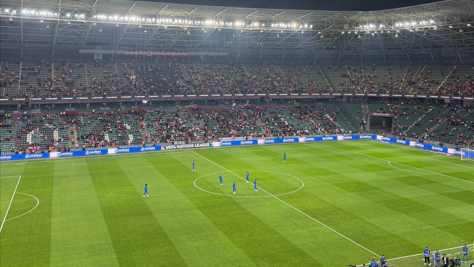Les Bleus en reconnaissance de la pelouse avant Turquie-France, le 25 septembre 2026. Les Bleus en reconnaissance de la pelouse avant Turquie-France, le 25 septembre 2026.