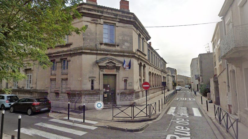 Un individu se promenait nu aux abords de l'école Charles Martel à Nîmes, jeudi.