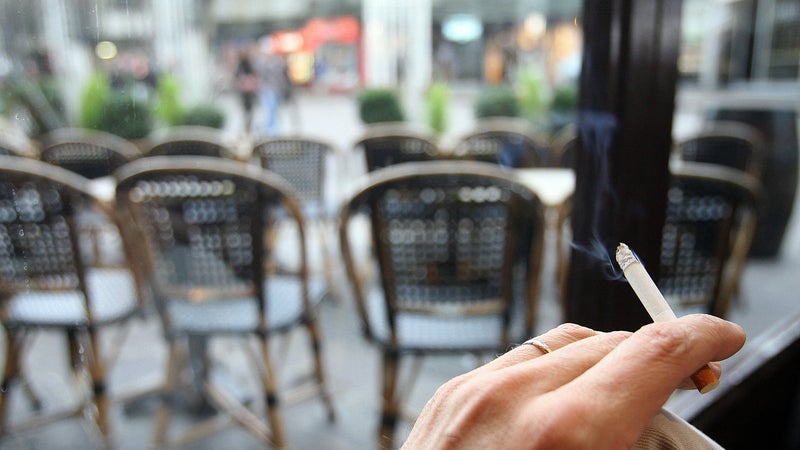 La France doit-elle interdire la cigarette en terrasse comme la Belgique? "On n'a plus le droit de rien faire"