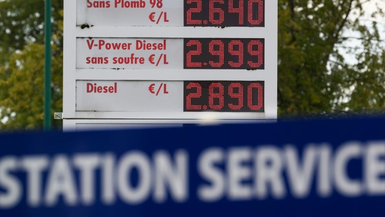 "On pourrait atteindre 4 euros le litre": pourquoi les prix du carburant risquent encore de flamber?