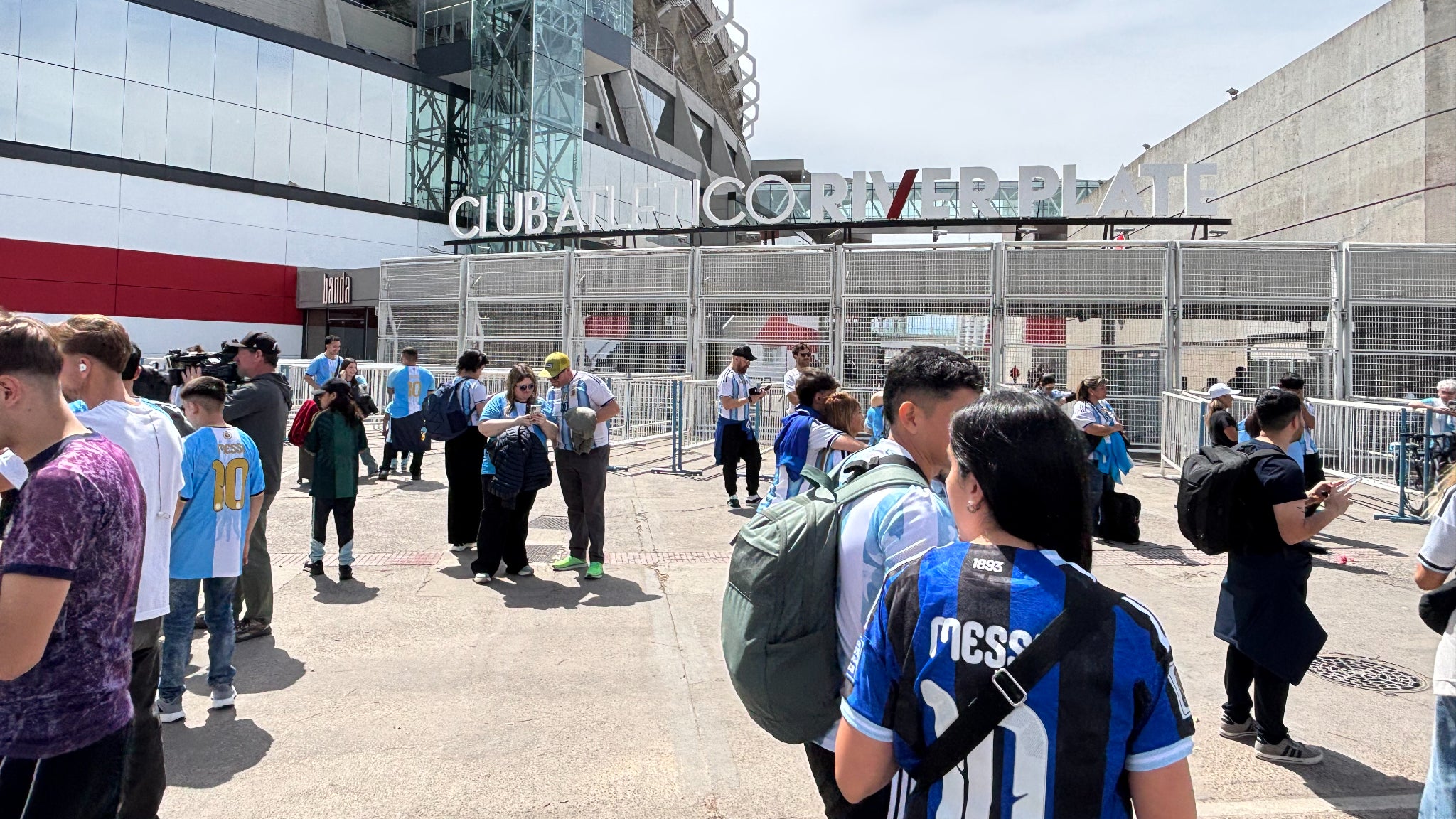 Des supporters de l'Argentine devant le Monumental à Buenos Aires pour la dernière de Lionel Messi, le 6 octobre 2026 Des supporters de l'Argentine devant le Monumental à Buenos Aires pour la dernière de Lionel Messi, le 6 octobre 2026