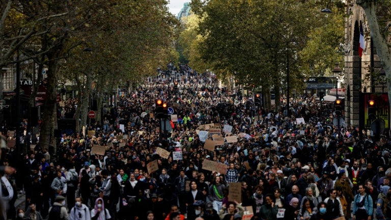 DIRECT. Manifestations du 17 octobre: un manifestant mort après un malaise à Paris, 855 interpellations dans la capitale