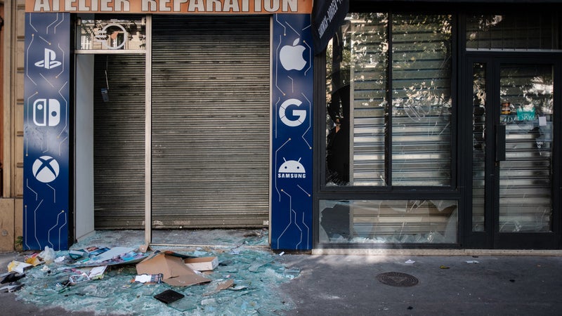 "On est déçus et écoeurés": la détresse des commerçants pillés et saccagés à Paris, Bordeaux ou encore Marseille