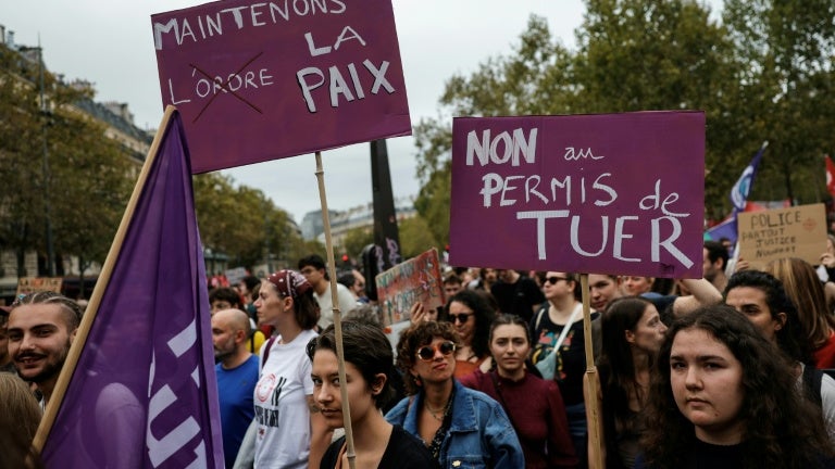 Plus de 10.000 personnes dans la rue en France contre "le permis de tuer" des forces de l'ordre