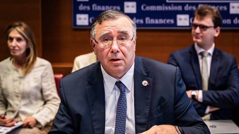 "Patrick Pouyanné fait son job!": Total fait-il du "chantage" en posant une condition à l'Etat pour son plafonnement du carburant?