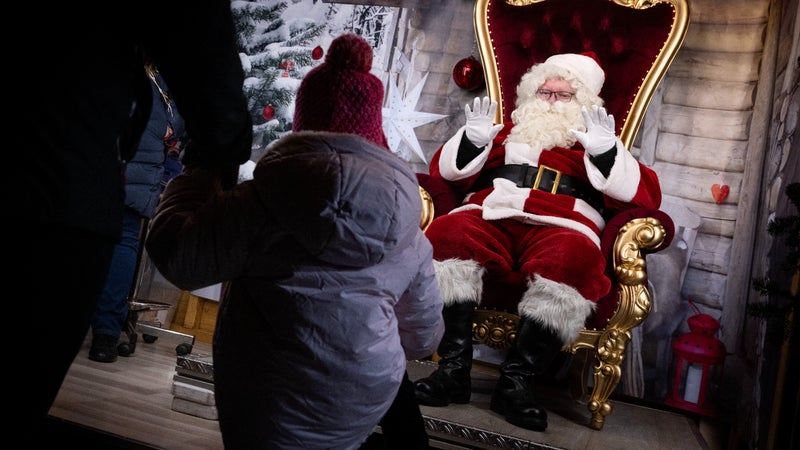 Avignon: dix ans après son départ, la place de l'Horloge retrouve le marché de Noël