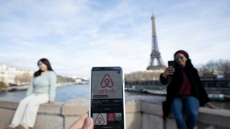 Bruxelles dévoile son plan "anti-Airbnb": l'UE veut permettre aux villes de limiter les locations de courte durée sans risquer de finir devant les tribunaux