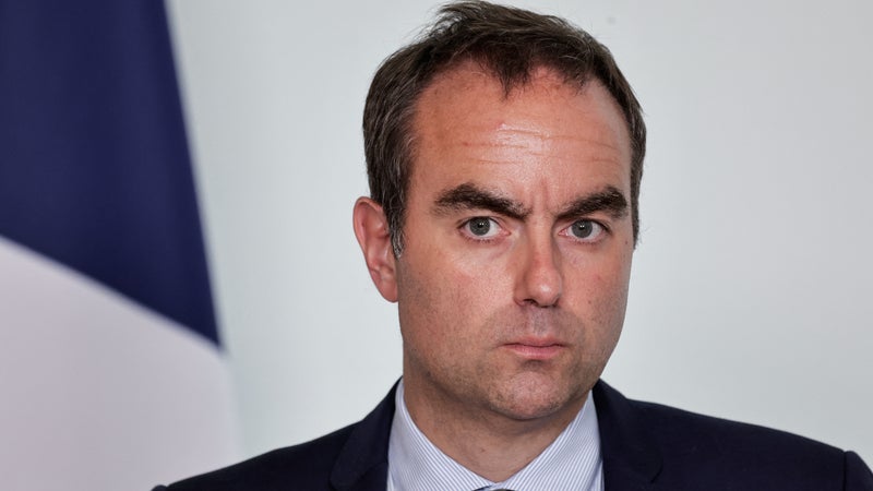 "Je ne me mêle pas de la campagne": Sébastien Lecornu réaffirme ne pas être candidat à la présidentielle