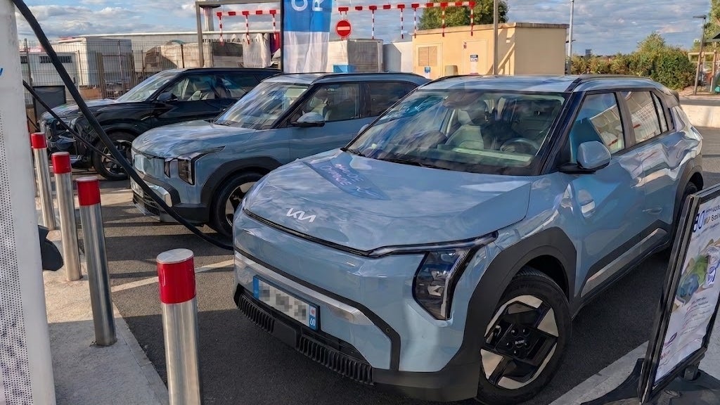 Alignement parfait à la station de charge: le Kia EV2 aux côtés de ses grands frères EV3 et EV5.