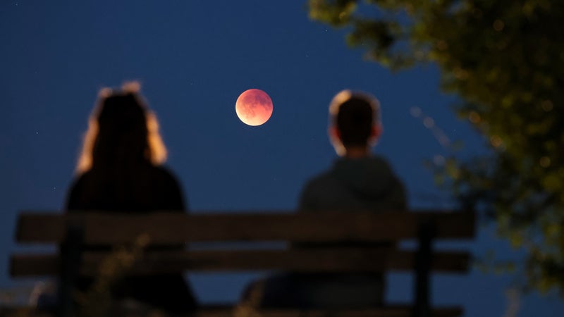 Musk et Bezos veulent coloniser la Lune mais il y a un problème: si un million de personnes s'y installaient, ils n'auraient plus d'eau en moins de trois ans, révèle une étude