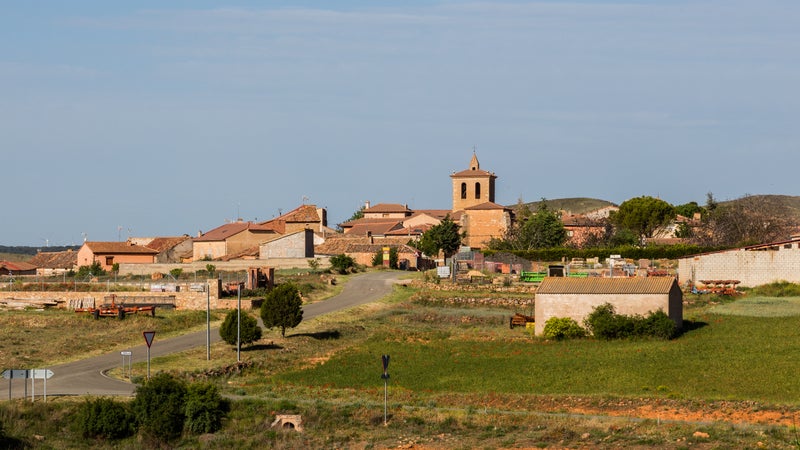 Des millions de logements vides (un record dans l'OCDE), des villages entiers bradés à 275.000 euros mais des loyers qui flambent: pourquoi l'Espagne n'arrive plus à loger ses habitants