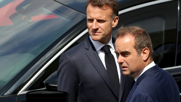Le niveau de popularité d'Emmanuel Macron et Sébastien Lecornu au plus bas, selon un sondage