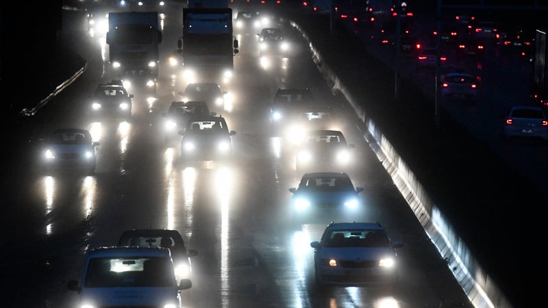 Les accidents avec un piéton bondissent de 34% entre 17h et 19h la semaine après le changement d'heure: pourquoi la conduite de nuit devient un piège dès ce week-end