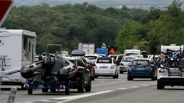 Pour le dernier week-end avant la rentrée, un vendredi classé rouge et un week-end sous haute tension sur les routes