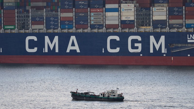 CMA CGM va revoir à la baisse l'agrandissement de sa flotte sous pavillon français dans la perspective d'une surtaxe exceptionnelle sur les bénéfices des grandes entreprises dans le budget 2027