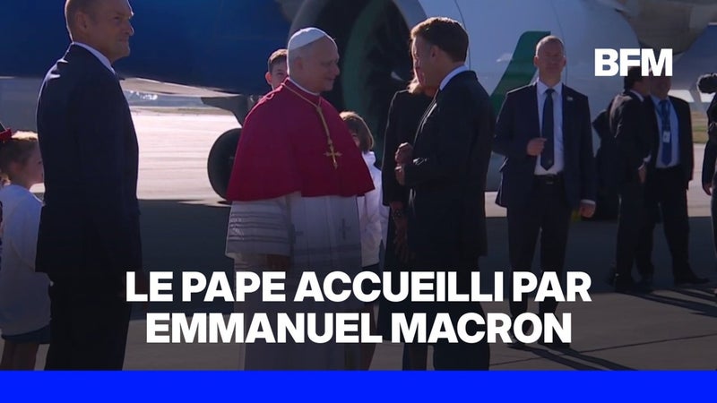 Léon XIV accueilli par Emmanuel Macron à sa sortie de l'avion à Orly