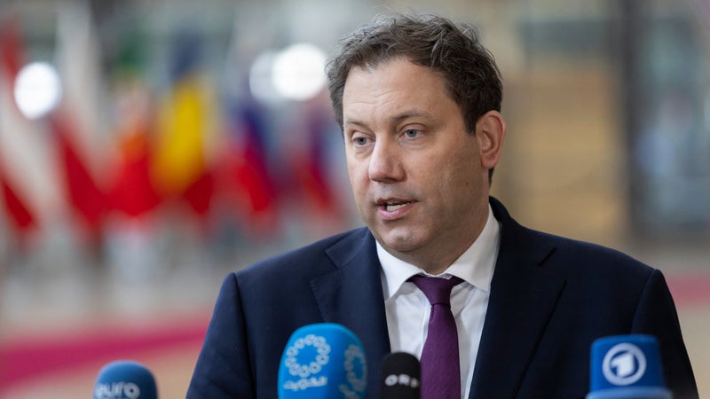 Le ministre allemand des Finances reproche à Bruxelles sa "réticence" à s'emparer du dossier: Berlin réclame l'instauration d'une taxe européenne sur les superprofits pétroliers