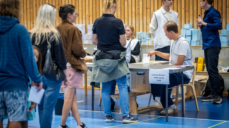 Législatives en Suède: la gauche en tête, selon des sondages à la sortie des urnes, l'extrême droite recule