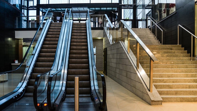 Prendre les escaliers plutôt que l'ascenseur réduit la mortalité cardiaque de 39%: même si vous faites du sport, rester 8 heures devant votre ordi est très mauvais