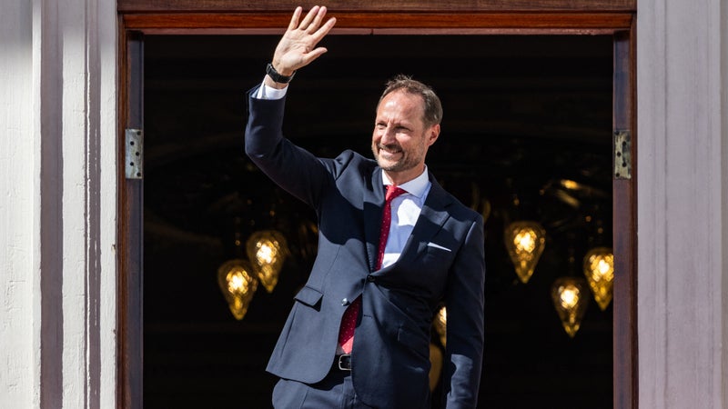 Haakon de Norvège, populaire héritier d'une monarchie fragilisée