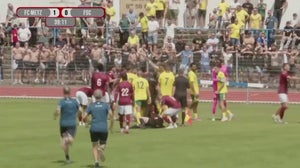 Une arbitre projetée au sol lors d'un match amical entre le FC Metz et le Fortuna Sittard le 25 juillet 2026.