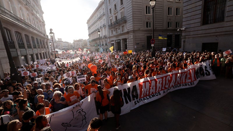 "Vous pourriez être la prochaine Maricarmen": des milliers de manifestants à Madrid pour soutenir une octogénaire expulsée de son appartement