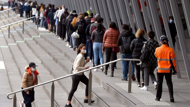 Des offres d'emplois qui s'écroulent jusqu'à 31%, une proportion de CDI qui baisse... Indeed dresse un tableau inquiétant du marché du travail français