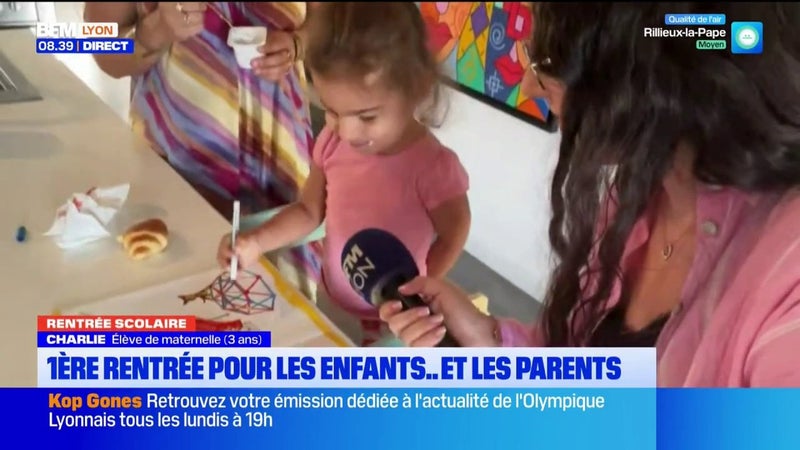 Première rentrée pour Charlie, 3 ans, accompagnée de sa maman, Salomé, à Loyettes dans l'Ain