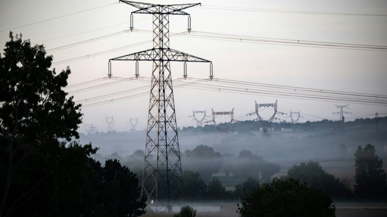 520 heures d'électricité à prix négatifs: la France bat un record, mais pourquoi les factures ne baissent-elles pas?