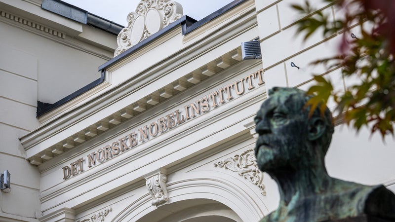 Prédominance des États-Unis, sous-représentation des femmes, moyenne d'âge en hausse... Quel est le profil des lauréats des prix Nobel?