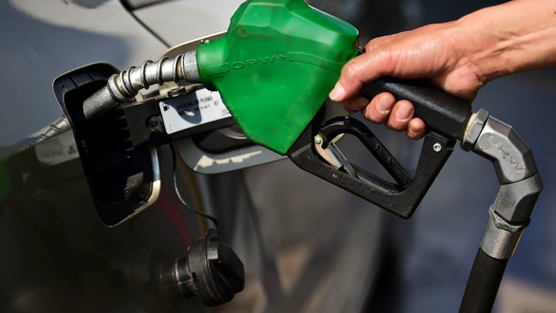 "Ils siphonnent des centaines d'euros en 5 minutes": avec la flambée des prix, les vols de carburant s'intensifient