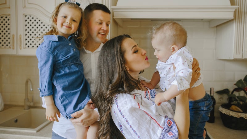 Ils pointent notamment du doigt le prix des crèches, des cantines et des centres de loisirs: près de deux tiers des parents disent ne pas avoir les moyens financiers pour avoir un enfant en plus
