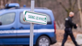 Des gendarmes bloquent une route menant à une ferme abandonnée où se déroulent des fouilles pour retrouver le corps de Delphine Jubillar, à Cagnac-les-Mines le 18 janvier 2022.