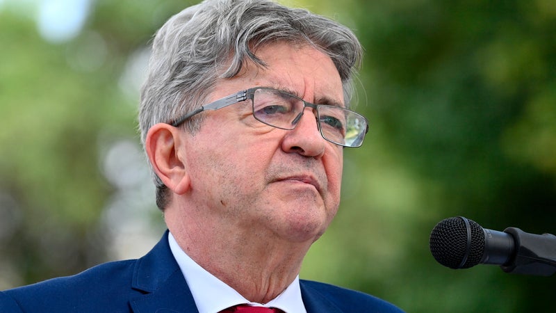 "Cela ne sert à rien de mettre le feu": Jean-Luc Mélenchon appelle les jeunes à n'utiliser "que des méthodes de lutte non-violentes"