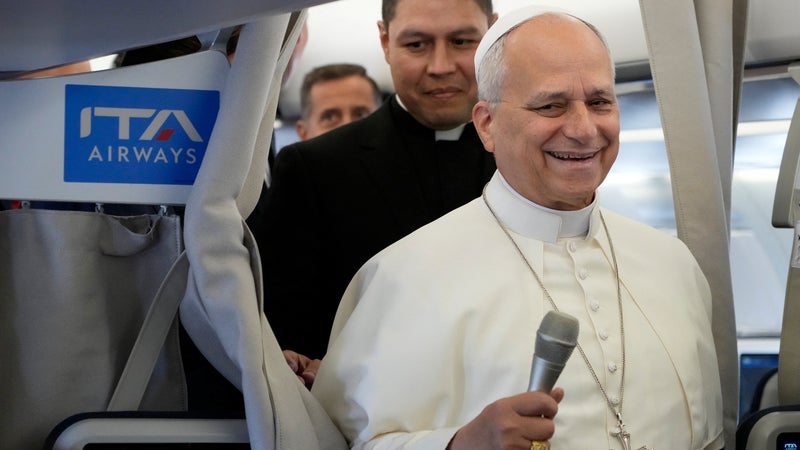 "Désireux de proclamer la paix": les premiers mots du pape Léon XIV à son arrivée en France