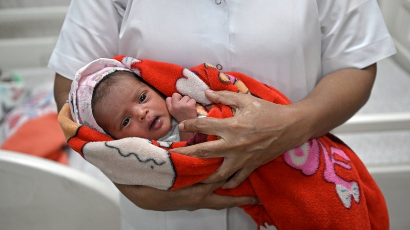 Pour inciter les femmes à accoucher à l'hôpital public et réduire le taux de mortalité infantile, cet État de l'Inde va offrir une bague en or à chaque bébé né dans une maternité