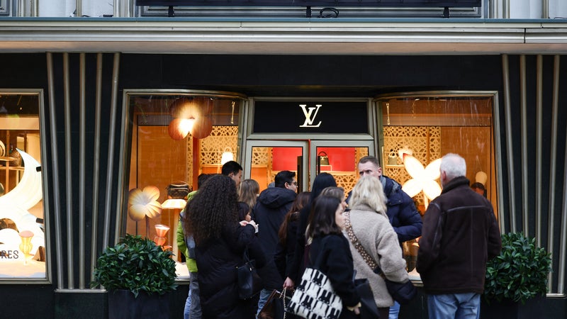 "Une porte dangereuse ouverte à la privatisation de l'espace public": la Ville de Paris délègue à Louis Vuitton l'aménagement de deux rues au pied de son futur grand magasin des Champs-Elysées