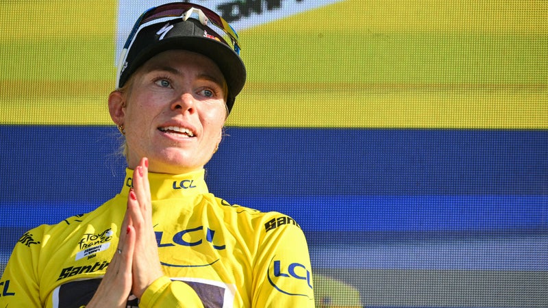 La coureuse neerlandaise Demi Vollering sur le podium avec le maillot jaune du Tour de France le 8 aout 2026 2330212