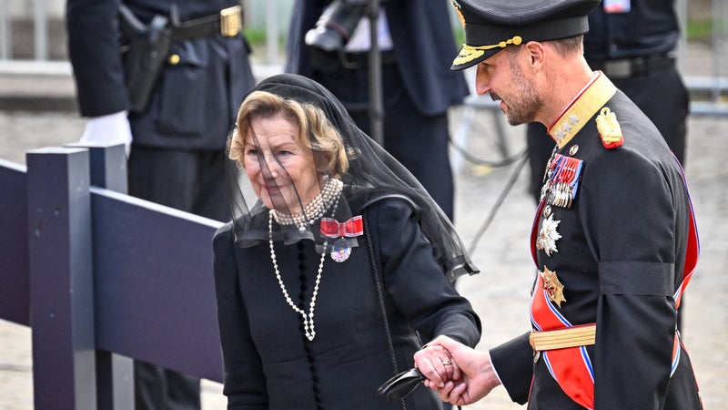 L'émotion de la reine Sonja, le geste de Mette-Marit pour soutenir Haakon: les moments forts des obsèques de Harald V de Norvège