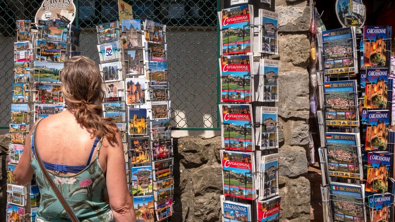 "C'est une pensée particulière, plus qu'un texto": la carte postale des vacances toujours bien ancrée dans les moeurs