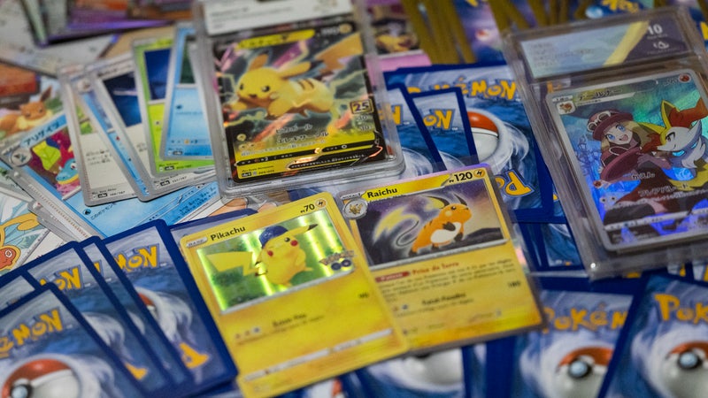 "Ce n'est plus seulement un jeu d'enfants": le fol engouement pour les coffrets Pokémon, à l'occasion des 30 ans de la franchise