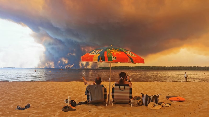 "Aurait-on vraiment agi autrement?": l'auteur de la photo emblématique des incendies réagit et nous interroge