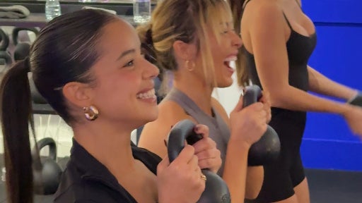 "On prend du plaisir à souffrir": abdos, cardio et chambrage… On a suivi Ouidad et ses copines lors d’une séance de sport