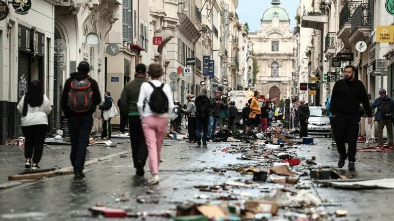 "Des centaines" de commerces attaqués: plus de 30.000 pilleurs dénombrés à Marseille lors des manifestations du 17 octobre