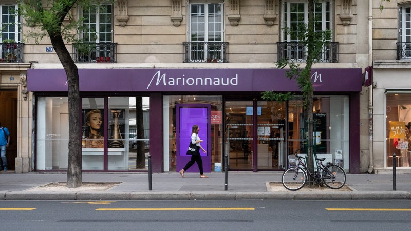 14 magasins fermés à Lyon, trois à Toulouse, d'autres à Paris, Marseille ou Nancy: des boutiques Marionnaud baissent le rideau ce samedi pour "faire entendre leur colère" face au projet de cession de l'enseigne de parfumerie