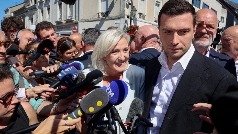 Voile, retraites, départ d'un conseiller... Les différences de "sensibilité" entre Marine Le Pen et Jordan Bardella au début de la campagne présidentielle