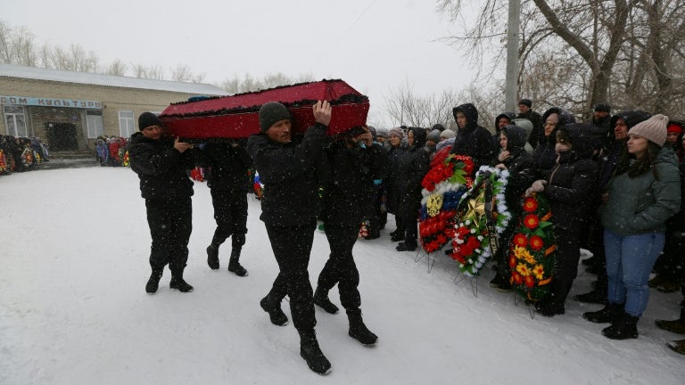 Grâce aux primes, ils ont pu ouvrir des Burger King ou des Starbucks russes: l'argent des soldats morts en Ukraine fait prospérer des villes russes mais ces sommes vont être divisées par 10 ou 20