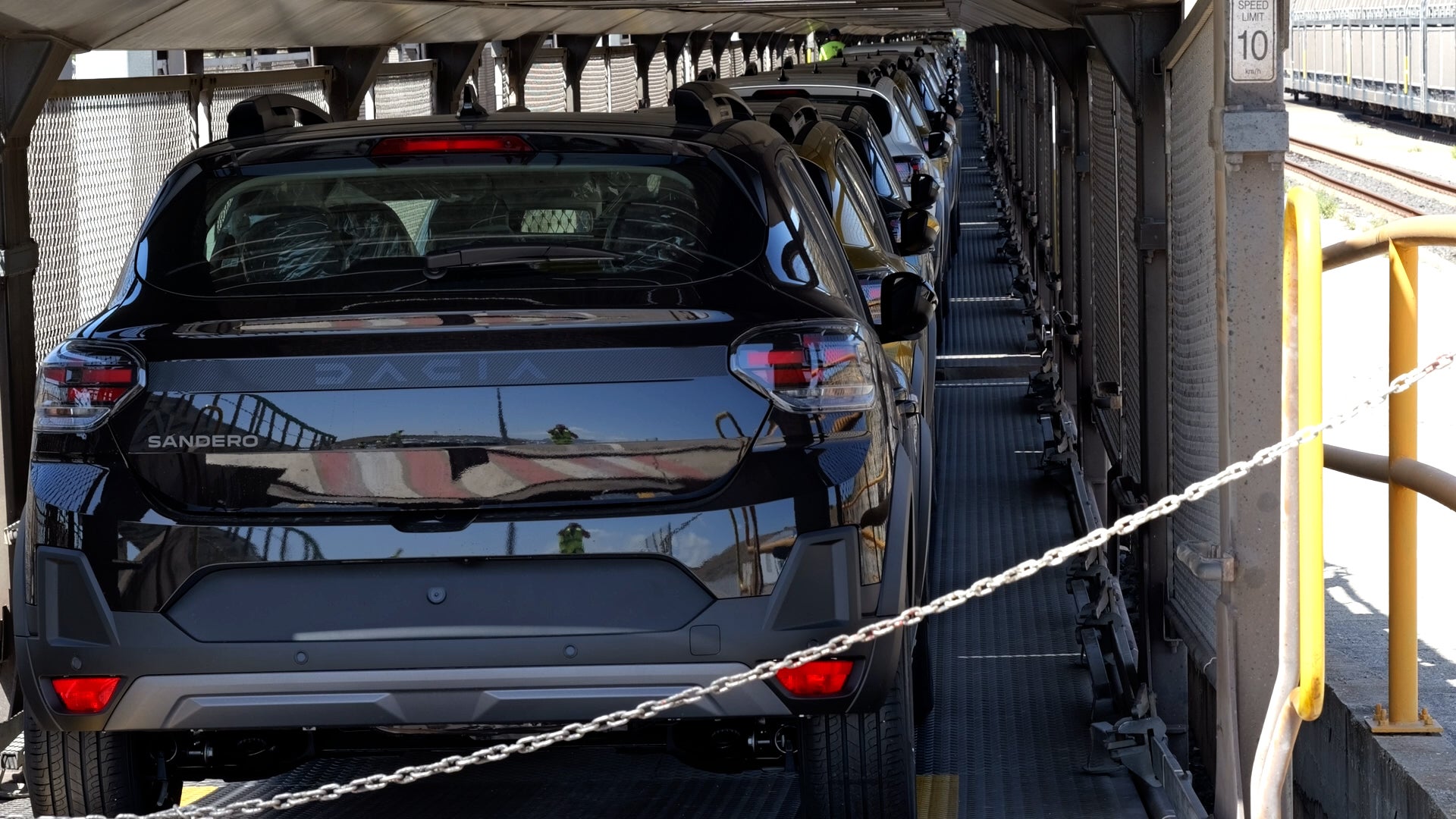 Des Dacia Sandero chargée sur le train qui relie l'usine de Tanger au Maroc au port voisin.