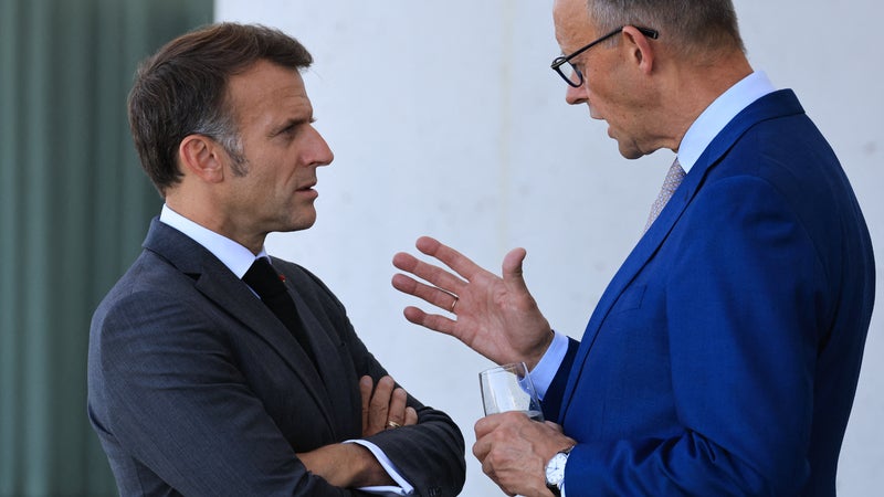 "Qu'on sorte de la naïveté": Emmanuel Macron et Friedrich Merz veulent que l'UE se dote d'une arme puissante et rapide à dégainer en cas de guerre commerciale avec la Chine